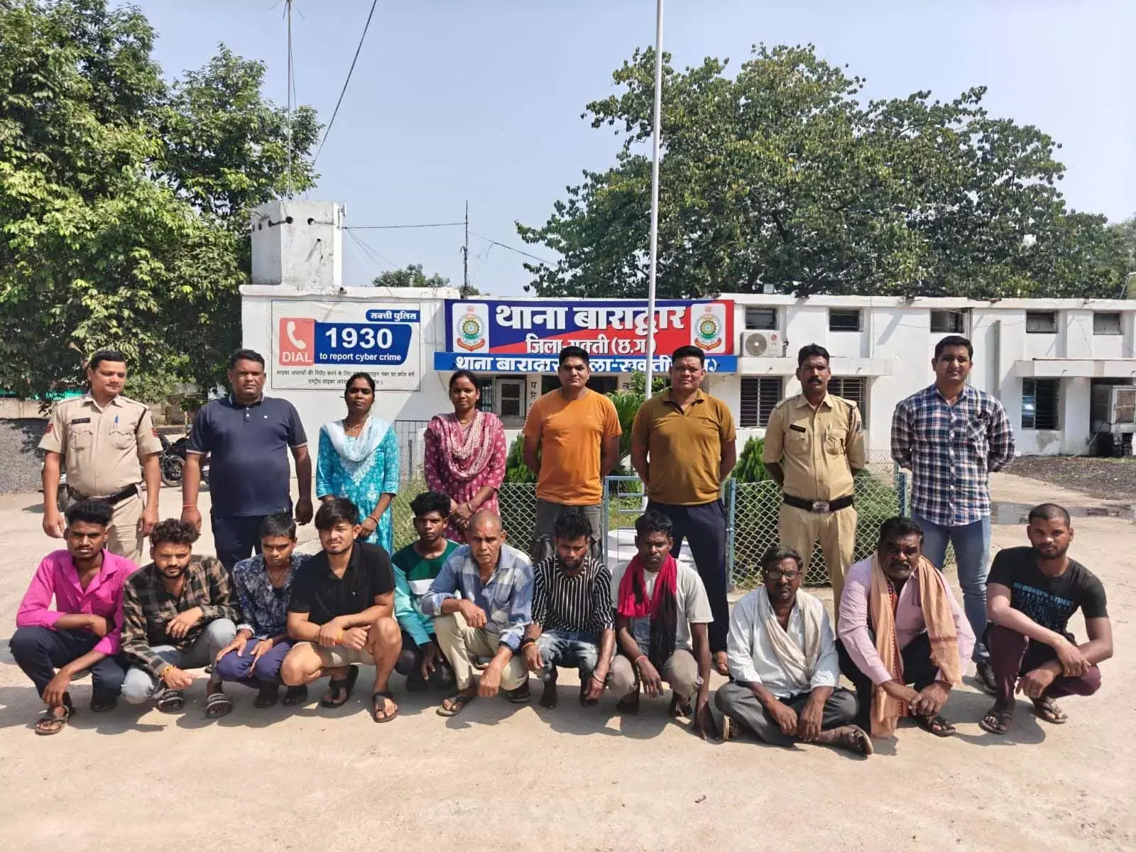 बाराद्वार पुलिस की बड़ी कार्रवाई: वर्षों से फरार 12 वारंटियों को दबोचा, जेल भेजे गए