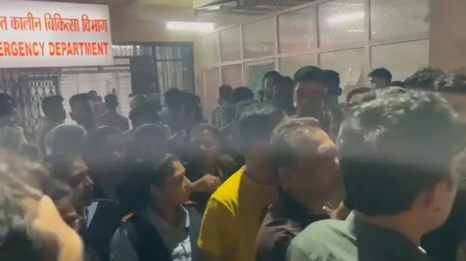 मेकाहारा अस्पताल में पत्रकारों पर हमला, मचा बवाल