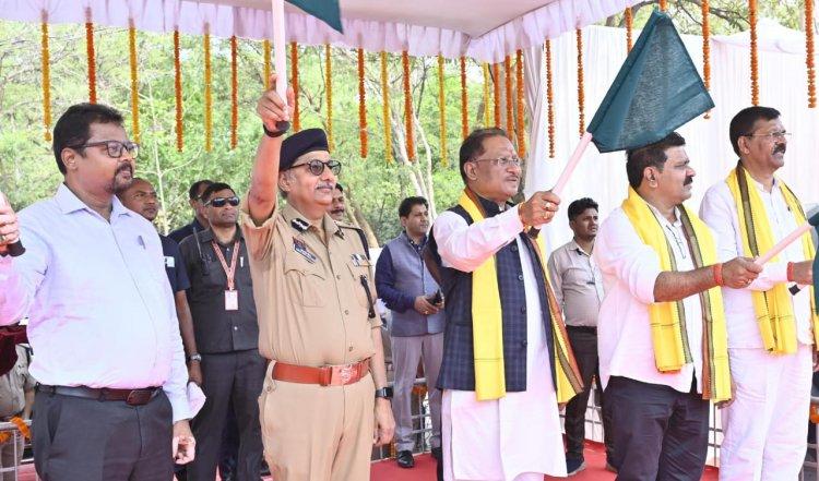 मुख्यमंत्री विष्णु देव साय ने 18 नए अग्निशमन वाहनों को दिखाई हरी झंडी