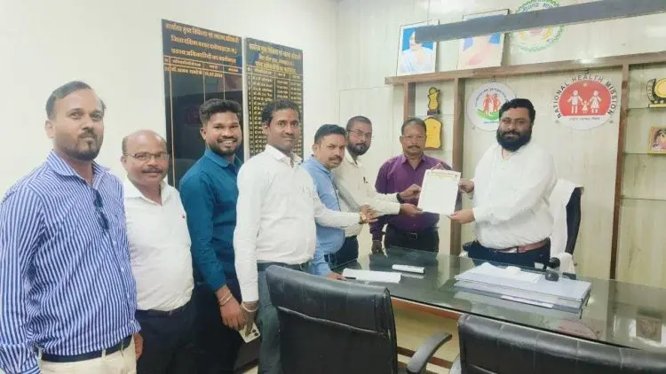 छत्तीसगढ़ प्रदेश स्वास्थ्य कर्मचारी संघ ने मुख्य चिकित्सा अधिकारी को सौंपा ज्ञापन
