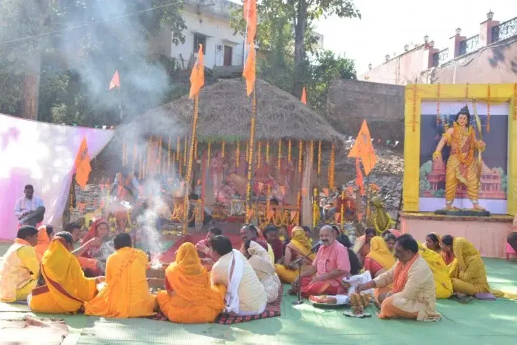 गांव-गांव से लायी घास से बनाई कुटिया की छत अयोध्या में श्रीराम मंदिर प्राणप्रतिष्ठा का वार्षिकोत्सव शानदार ढंग से मनाया गया