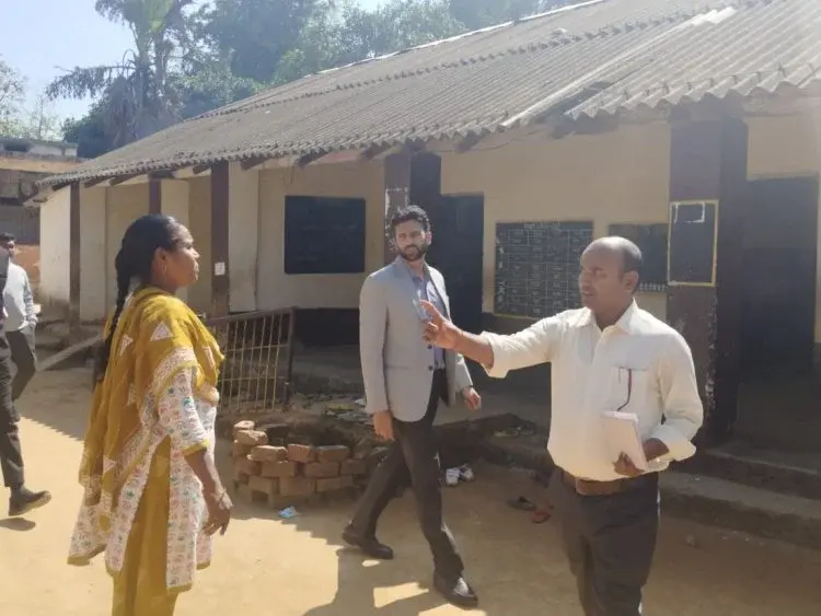 कलेक्टर एवं जिला निर्वाचन अधिकारी मयंक चतुर्वेदी ने मतदान केंद्रों का लिया जायजा