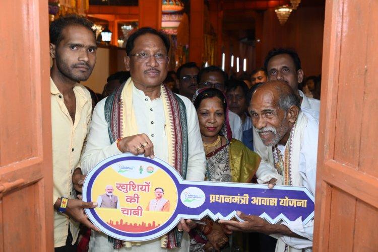 मुख्यमंत्री ने दोकड़ा में पीएम आवास योजना के हितग्राही संतु चक्रेस को चाबी देकर कराया गृह प्रवेश