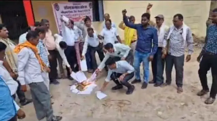 पंचायत सचिवों ने पंचायत संचालक के तुगलती फरमान आदेश कापी को जलाकर नारेबाजी करते किया विरोध प्रदर्शन