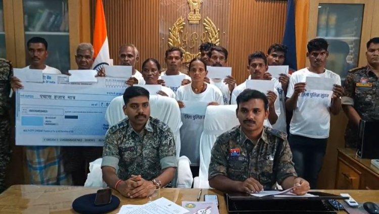 सुकमा का बड़ेसट्टी बना पहला नक्सली इलवद पंचायत, 11 इनामी माओवादियों ने किया आत्मसमर्पण