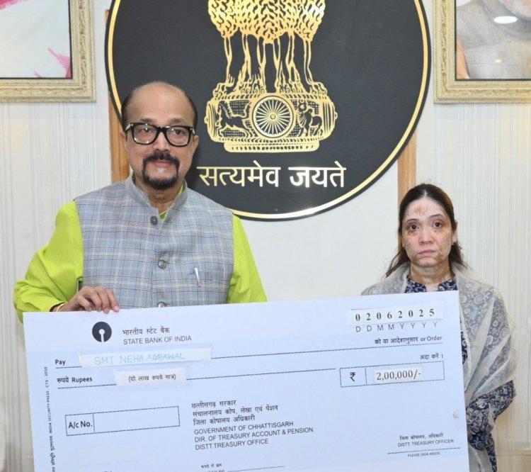 राज्यपाल डेका ने पहलगाम आतंकी हमले में जान गंवाने वाले स्वर्गीय अग्रवाल के परिजनों को दी सहायता राशि