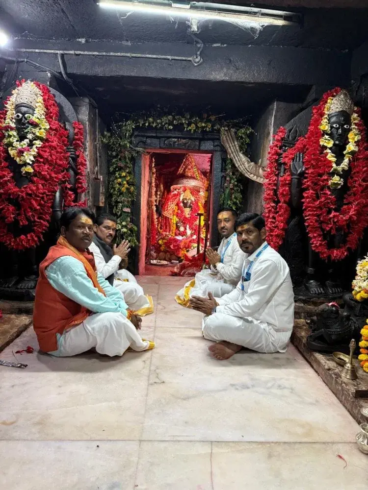 बस्तर सांसद महेश कश्यप ने देवी माँ दंतेश्वरी के किए दर्शन