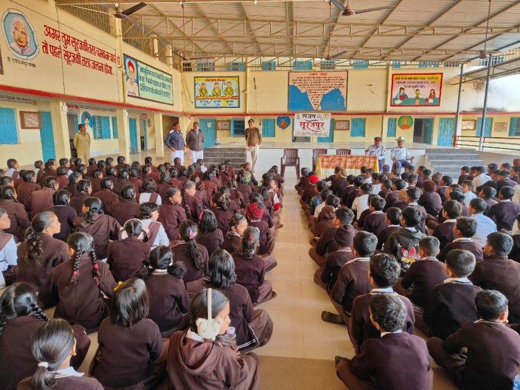 स्कूली बच्चों को यातायात नियमों को जानकारी दे रही है सूरजपुर पुलिस