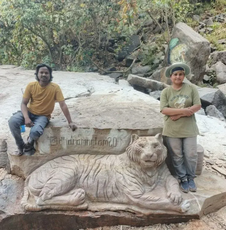 वाटर फाल चिंगरा पगार की चट्टानों पर धरम और मनीषा ने उकेरी जंगल की जादुई दुनिया