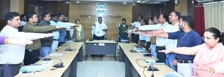 कलेक्टर ने अधिकारी-कर्मचारियों को दिलाई 'मतदाता दिवस' की शपथ