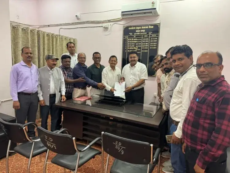 छग टीचर्स एसोसिएशन ने मिडिल स्कूल प्रधान पाठक प्रमोशन सहित अन्य मांगों को लेकर संयुक्त संचालक को सौंपा ज्ञापन