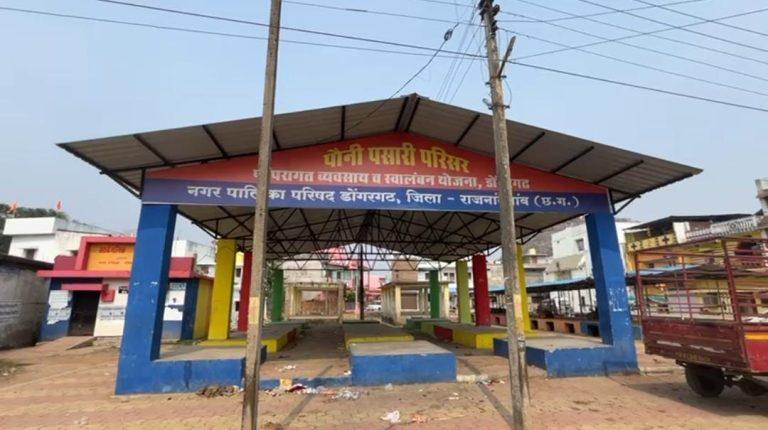 शासन की योजना धरातल पर फेल, लाखो खर्च कर बनी सब्जी मंडी हो गई कबाड़