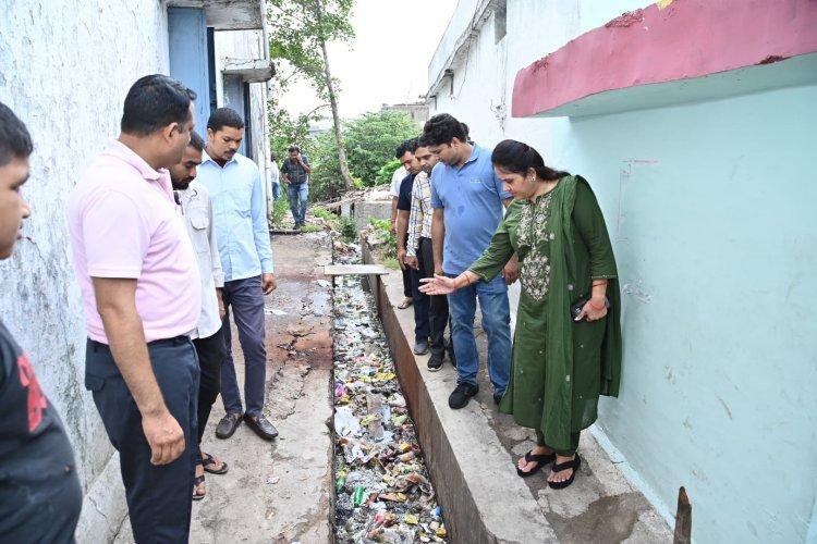 महापौर और आयुक्त ने जलभराव क्षेत्र का किया निरीक्षण