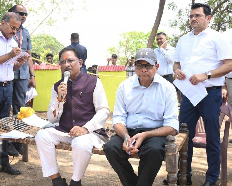 बिना तामझाम-सीधे संवाद : सीएम साय ने पीपल के पेड़ के नीचे चौपाल लगाकर सुनी ग्रामीणों की समस्याएं