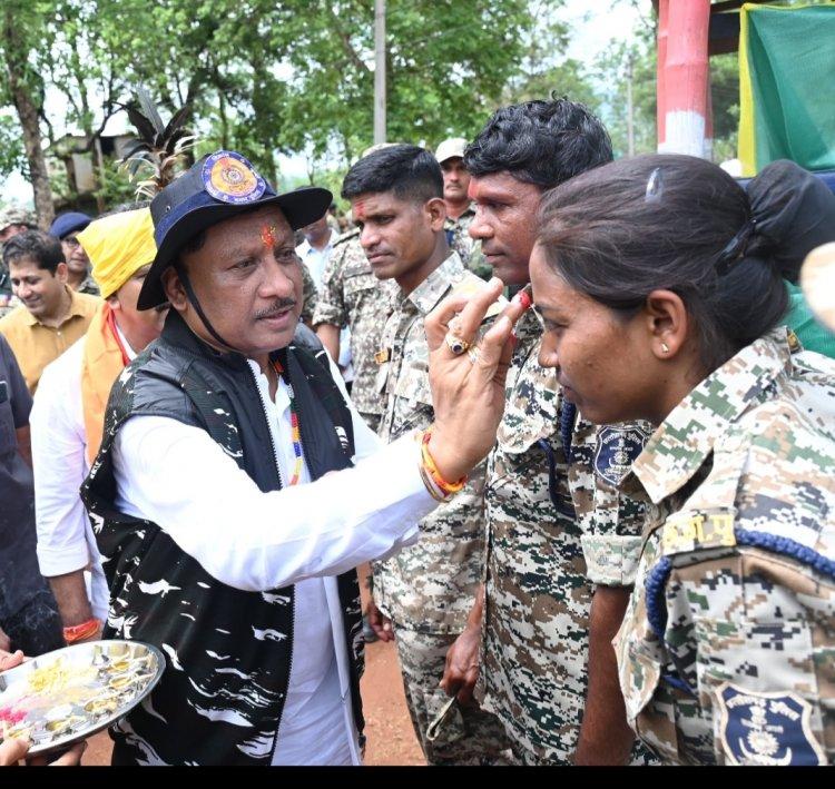 सीएम साय ने नारायणपुर के बासिंग कैंप में जवानों का तिलक कर किया स्वागत