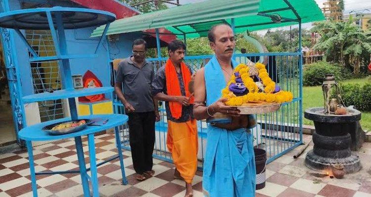 शनिदेव जयंती पर शनि मंदिर में उमड़ी भक्तों की भीड़