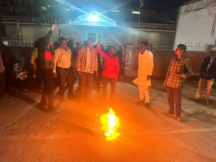 कांग्रेस में पार्षद टिकट बंटवारे पर बवाल : पैराशूट प्रत्याशी के विरोध में गूंजे नारे, कार्यकर्ताओं ने किया हंगामा,पुतला फूंके