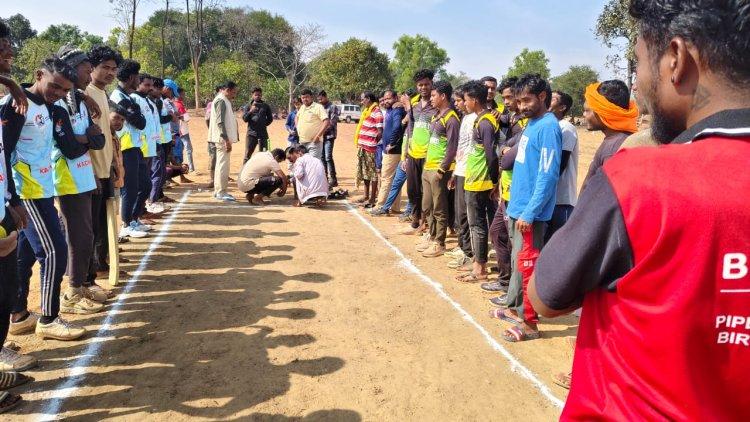 झारउमरगांव प्रीमियर लीग: बकावंड ब्लॉक में हुआ क्रिकेट महाकुंभ का आगाज