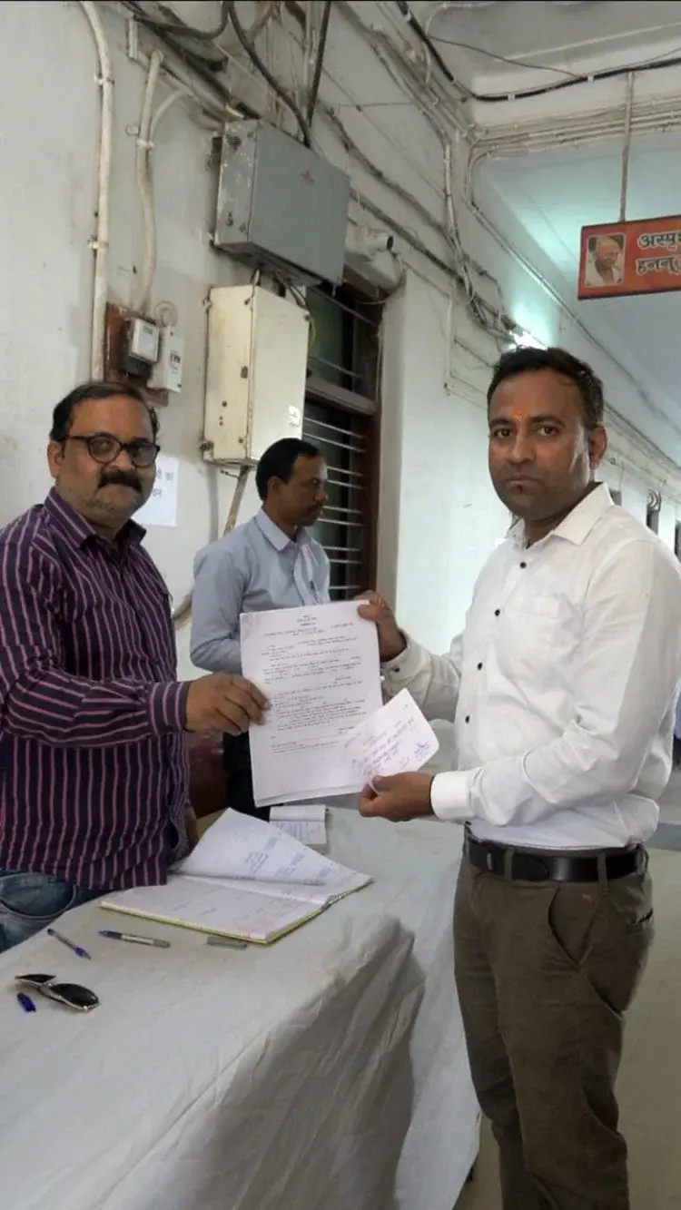 70 किलो सिक्के लेकर पब्लिक वॉइस के रोहित सिंह आर्य पहुंचें महापौर का आवेदन लेने