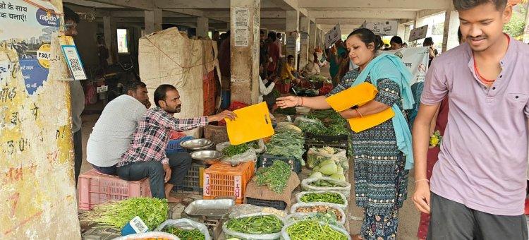 निगम की टीम ने महोबा बाजार में की चालानी कार्यवाही