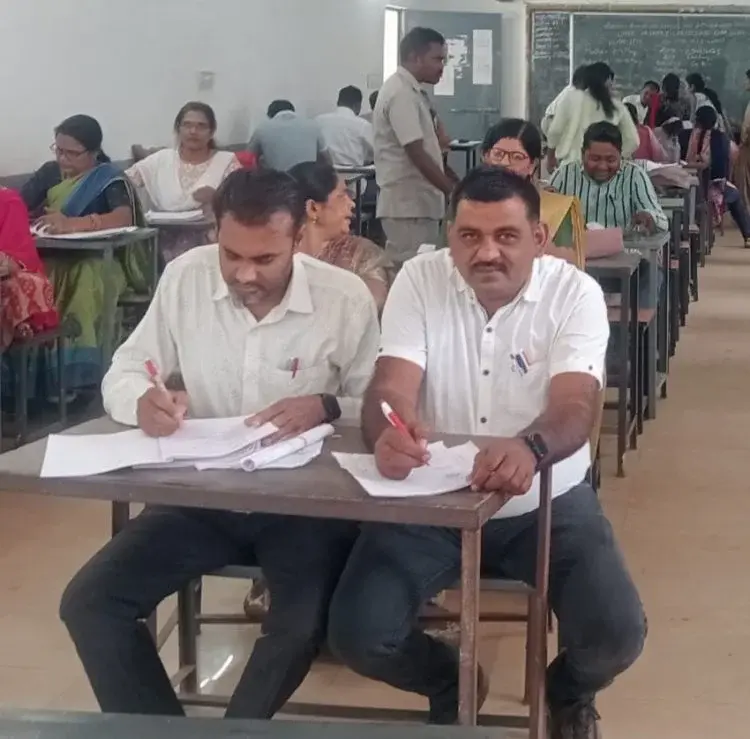 पी एम श्री बी डी सेजेस स्कूल-खरोरा में पाँचवीं और आठवीं बोर्ड परीक्षा के उत्तर पुस्तिकाओं का मूल्यांकन कार्य प्रारंभ