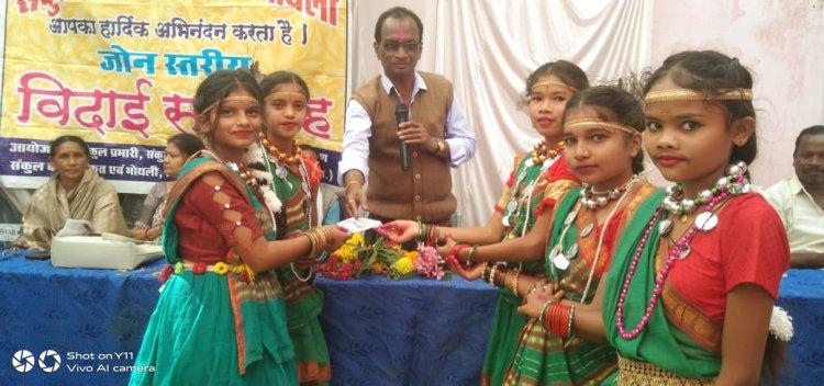 प्रधान पाठक शारदा प्रसाद ग्वाले को दी गई भावभीनी विदाई