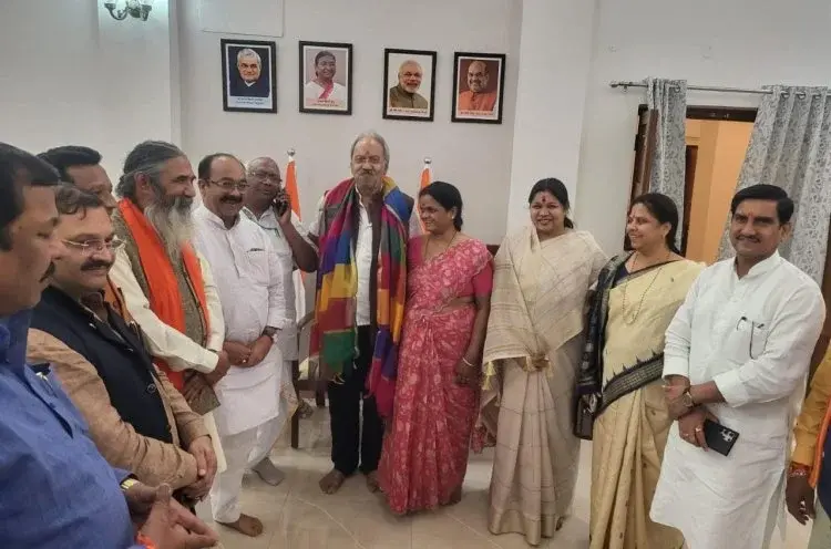 सांसद अग्रवाल ने नवरात्रि के पावन अवसर पर अपने शासकीय आवास में विधि विधान से पूजा अर्चना के बाद किया गृह प्रवेश