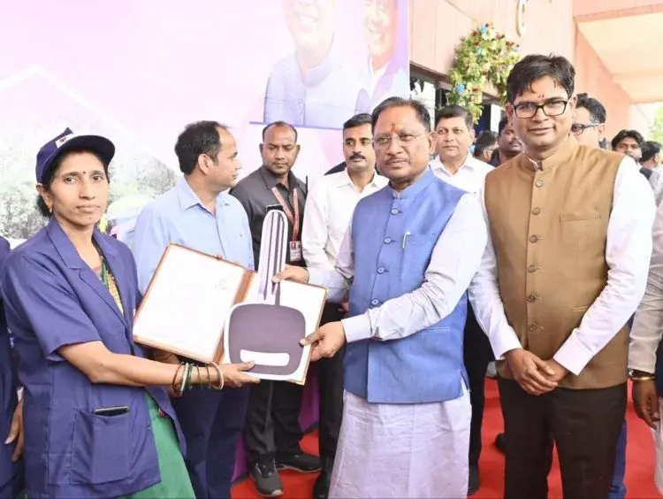 मुख्यमंत्री साय ने नवा रायपुर में ई-ऑटो सेवा का किया शुभारंभ