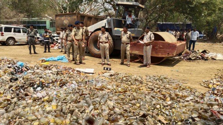 मिट्टी में मिली 1 करोड़ रुपए से अधिक की शराब,रायपुर के सभी थानों में जब्त कर रखी गई थी कुल 18804 लीटर