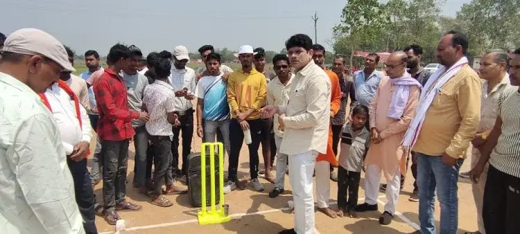 बुड़ेना में टेनिस बाल क्रिकेट प्रतियोगिता का सभापति ने किया शुभारंभ