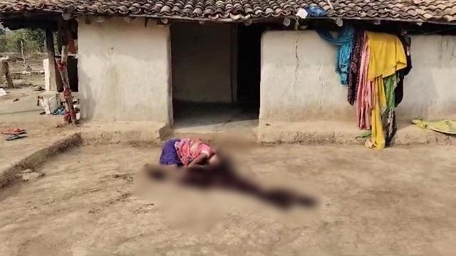 पत्नी पर कुल्हाड़ी से हमला कर उतारा मौत के घाट, शव घर के बाहर फेंककर पति हुआ फरार
