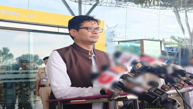 झारखंड दौरे से लौटे वित्तमंत्री चौधरी, देवेंद्र यादव को बिहार का प्रभारी बनाए जाने पर कसा तंज