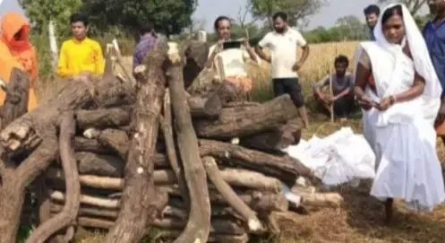 अपने पति के अर्थी को कांधा देकर मुक्तिधाम पहुंची और मुखाग्नि दी