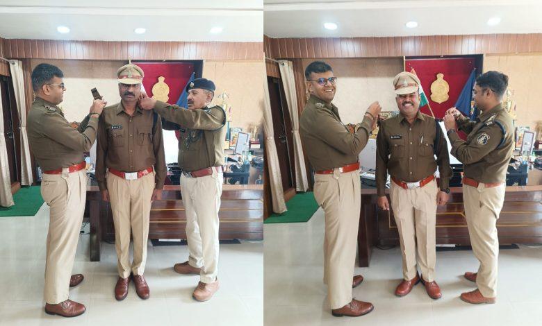 एएसआई से सब इंस्पेक्टर बने जितेन्द्र यादव एवं परमेश्वर राठौर के कंधों पर सजाए गए सितारे