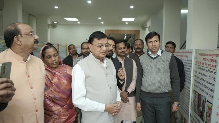 जनसंपर्क विभाग के छायाचित्र प्रदर्शनी का उद्योग मंत्री सहित अन्य अतिथियों ने किया अवलोकन