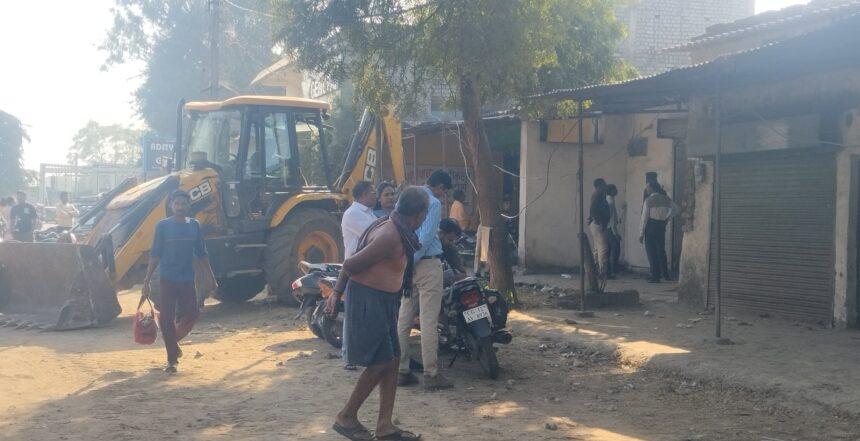 सुनालिया रेलवे क्रॉसिंग के पास बनने वाले अंडरपास के लिए स्थान खाली करने का कार्य शुरू