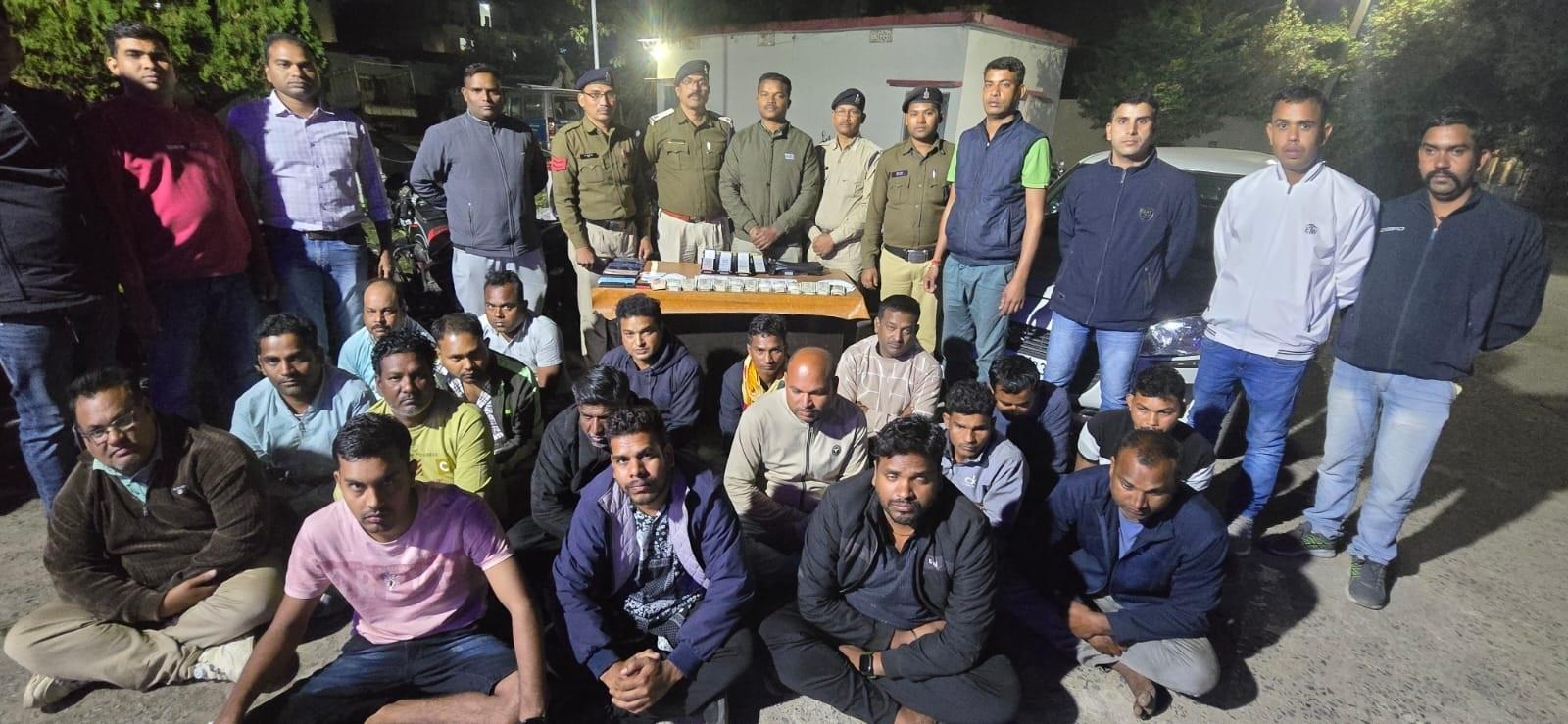 खेतों के बीच सजी जुआ की फड़ पर छापा, 18 जुआरी गिरफ्तार