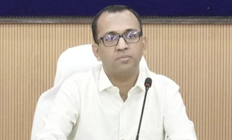 गबन पर कलेक्टर सख्त,3 ठेकेदारों सहित 6 पर FIR,2 रोजगार सहायक बर्खास्त