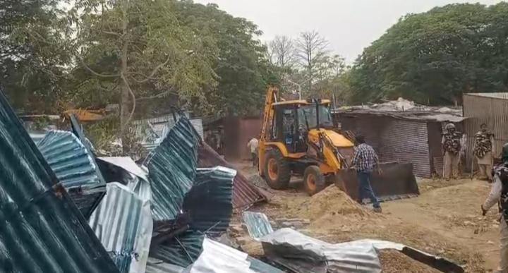 बालको सिविक सेंटर में अवैध रूप से बनी दुकानों को हटाया गया प्रशासन के द्वारा