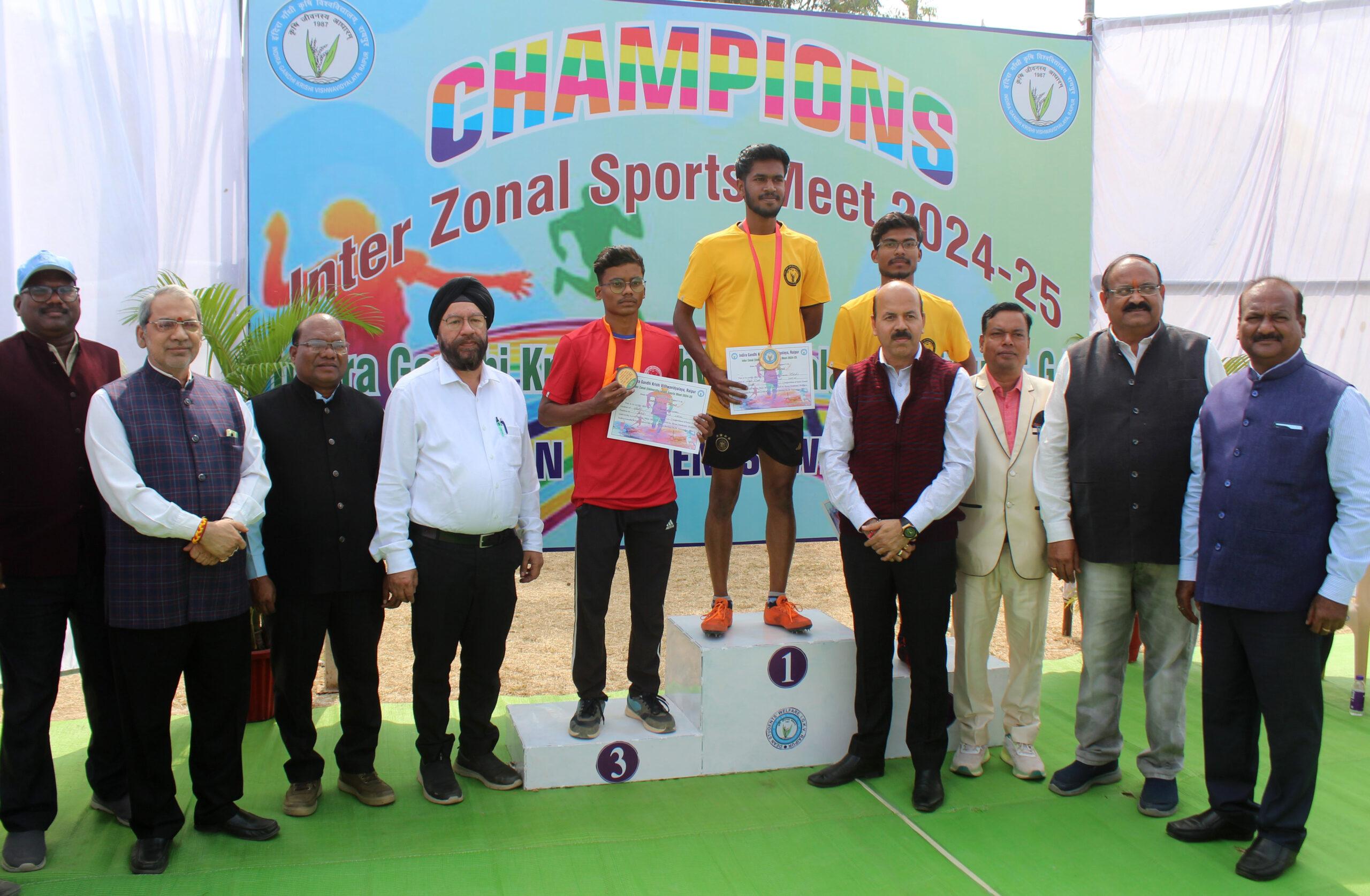 विश्वविद्यालयीन खेलकूद प्रतियोगिता का कुलपति ने खेल ज्योति प्रज्ज्वलित कर किया शुभारंभ