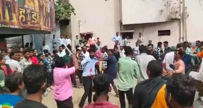 टाकिज परिसर में लोगों के भीड़ के बीच मारपीट, युवकों ने एक दूसरे पर  चलाया चाकू