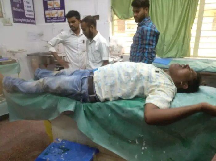 जान बचाकर भागा पटवारी, मीडियाकर्मी पर हमला कर हाईवा चढ़ाने की कोशिश