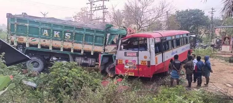 मेलमारुवथुर से लौट रहे श्रद्धालुओं की बस लॉरी से टकराई, 4 की मौत