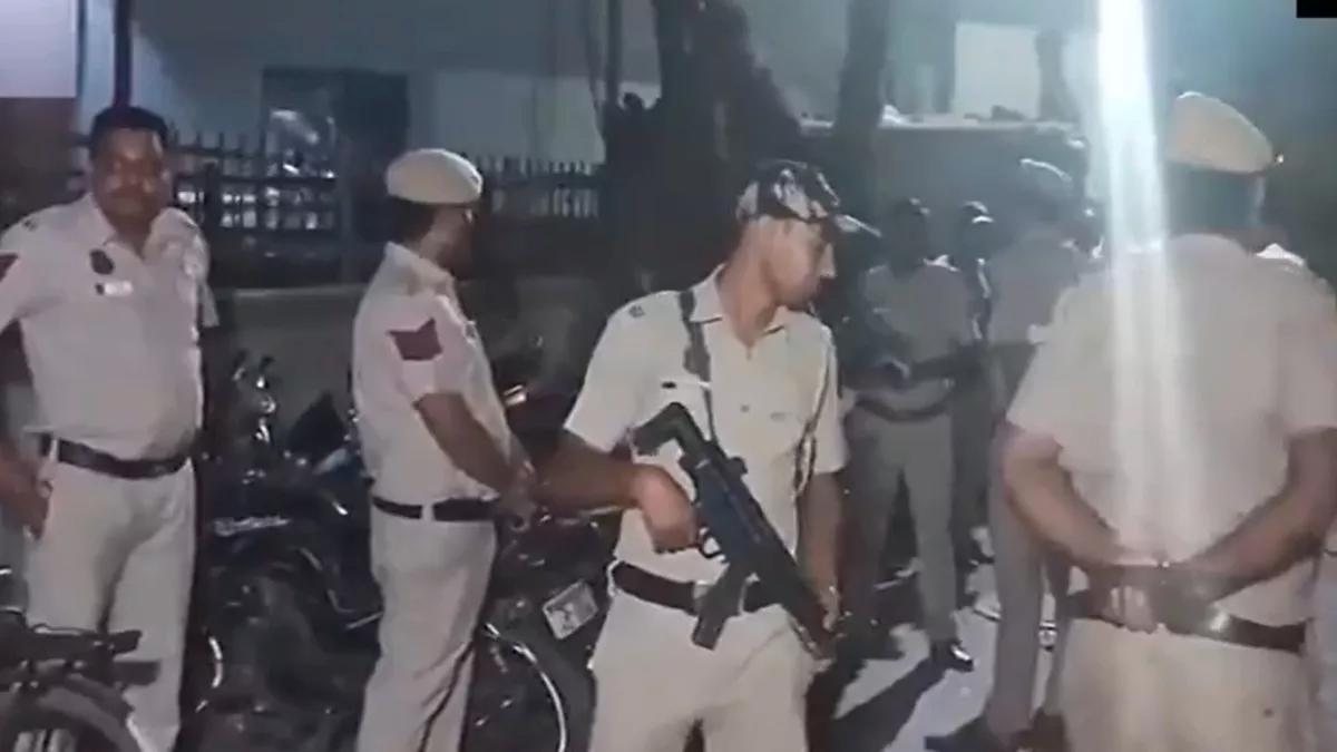 वेलकम इलाके में दो गुटों के बीच ताबड़तोड़ फायरिंग, 50 राउंड चली गोलियां, एक लडक़ी घायल