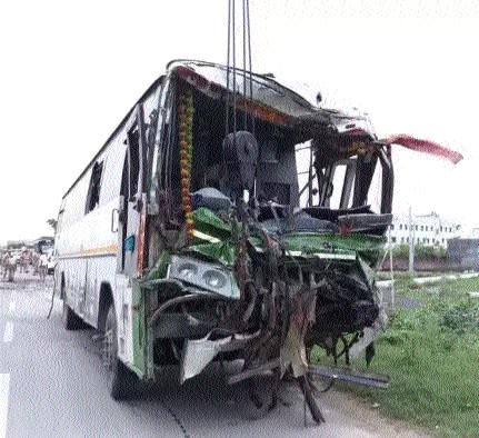 बसों की टक्कर में 3 लोगों की मौत, 49 घायल