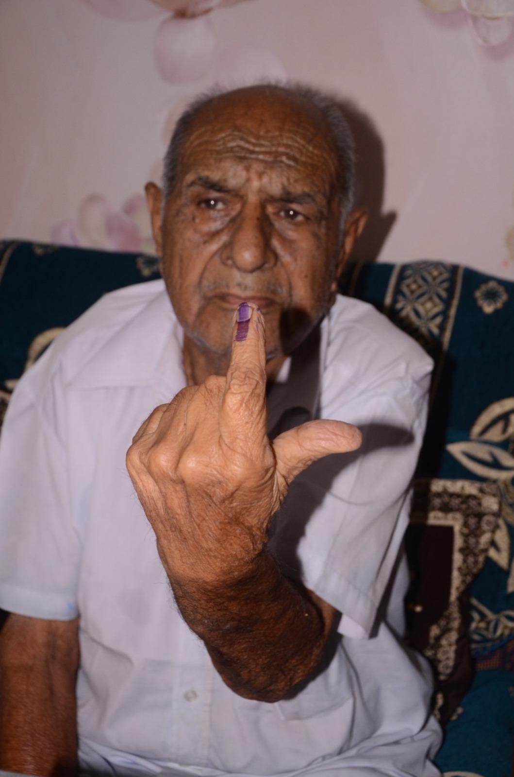 बुजुर्ग एवं दिव्यांग मतदाताओं के घर पहुंचा मतदान दल