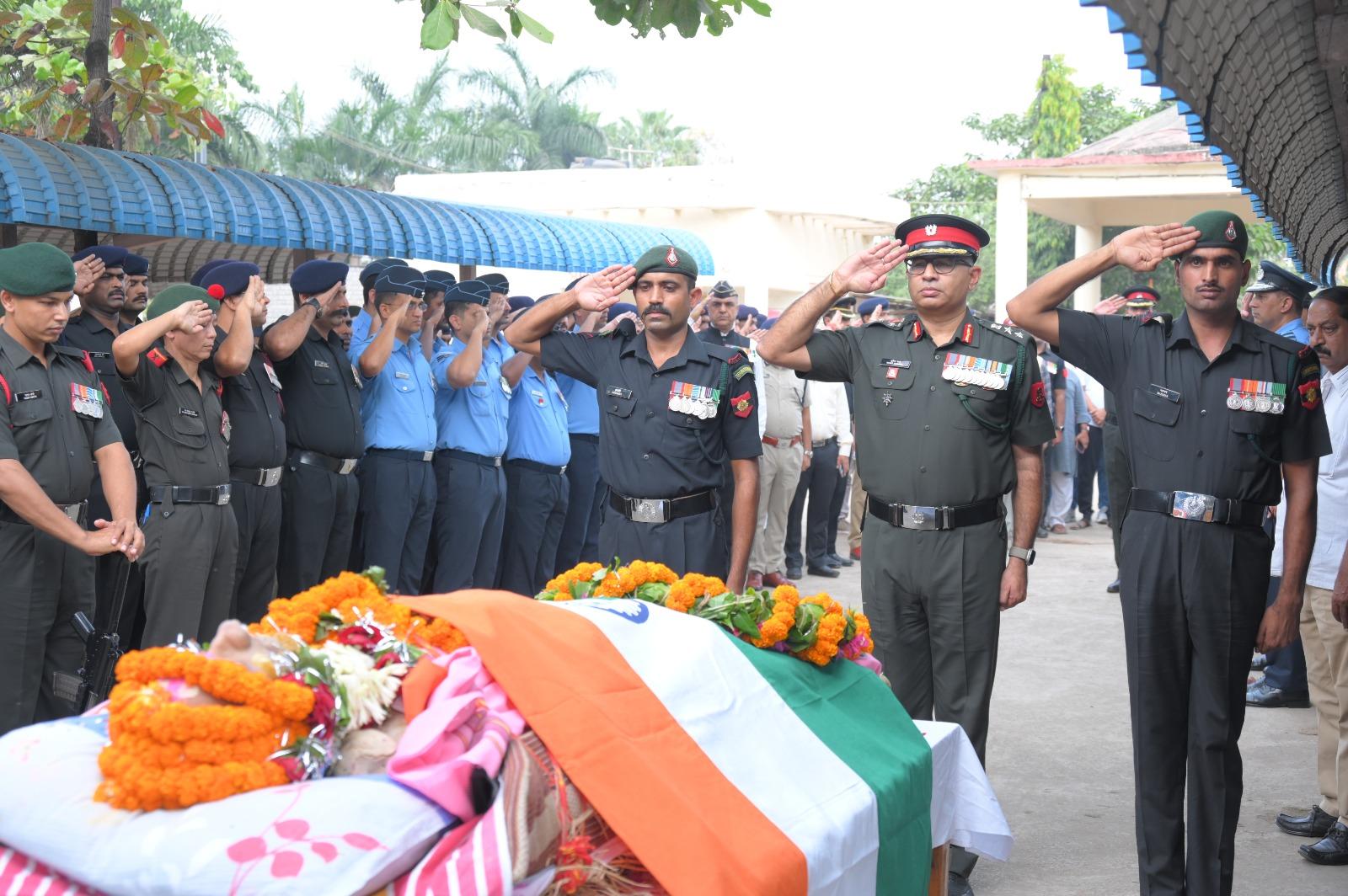 सेवानिवृत्त विंग कमांडर ओझा को राजकीय सम्मान के साथ दी गई भावभीनी विदाई