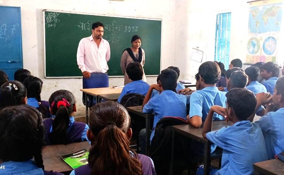 शालाओं में बच्चों के सर्वोत्तम सुरक्षा हेतु दिया जा रहा संवेदीकरण प्रशिक्षण