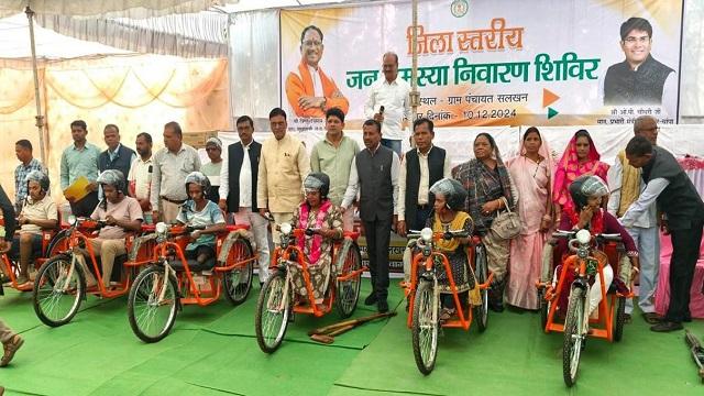 जनपद पंचायत नवागढ़ के ग्राम पंचायत सलखन में जिला स्तरीय जनसमस्या निवारण शिविर का हुआ आयोजन