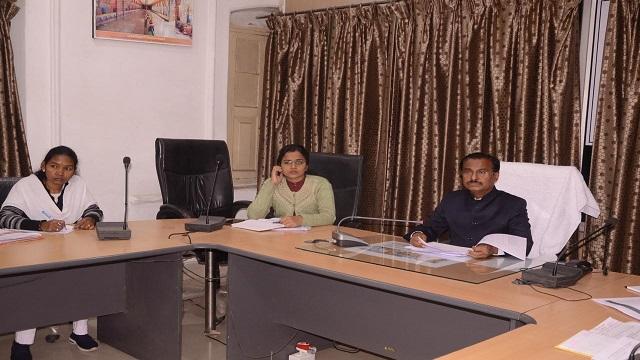 लंबित पेंशन प्रकरणों पर कमिश्नर नाराज, छह महीने पहले प्रकरण तैयार कर जांच के लिए भेजने के दिए निर्देश